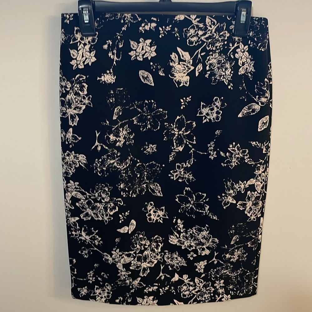 Philosophy Black and White Floral Pencil Skirt Elegant Office, size 2 - Picture 4 of 9